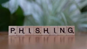 Phishing escrito en letras de Scrabble.